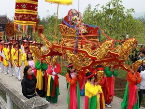 Male bearers carry a palanquin (a sedan type of chair) at the Festival of Mother Au Co Temple on February 20. (Photo:VNA)